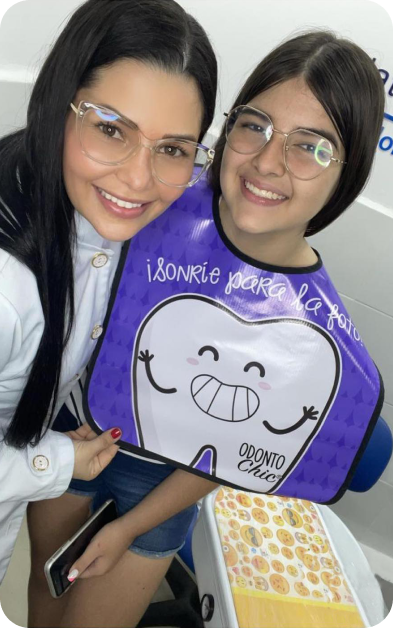 La dra Natalia con una paciente sonriendo para la foto