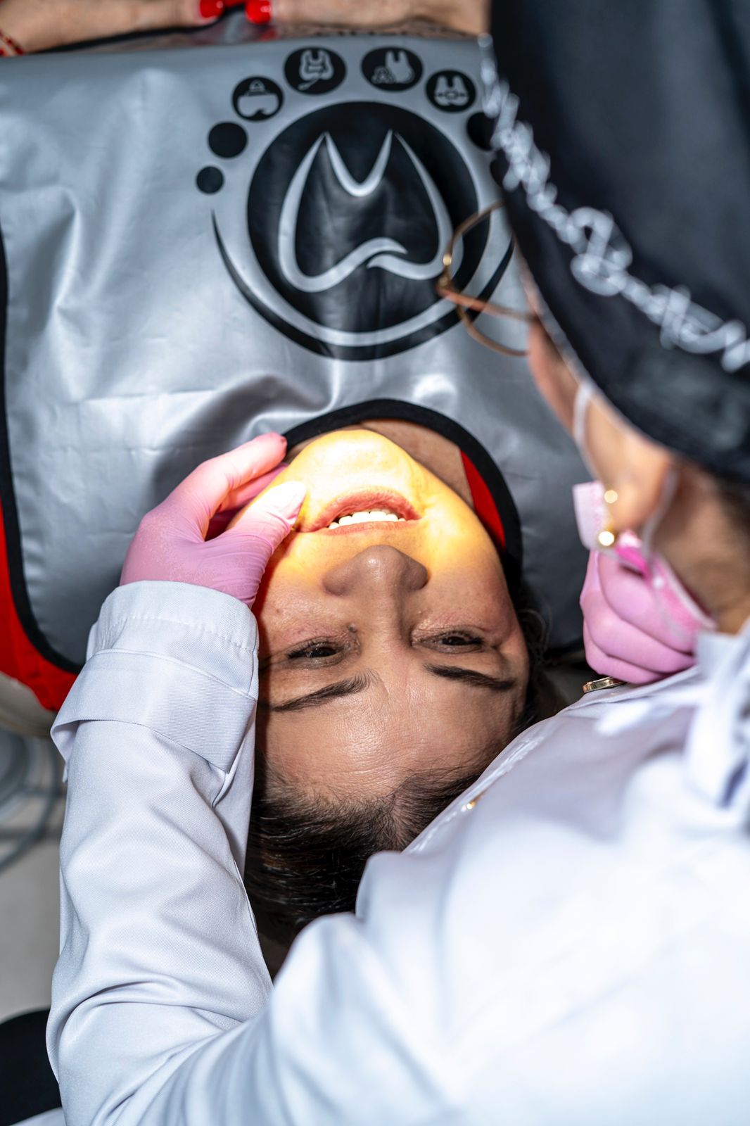 Prótesis dentales de alto impacto: Recuperando sonrisas naturales y funcionales