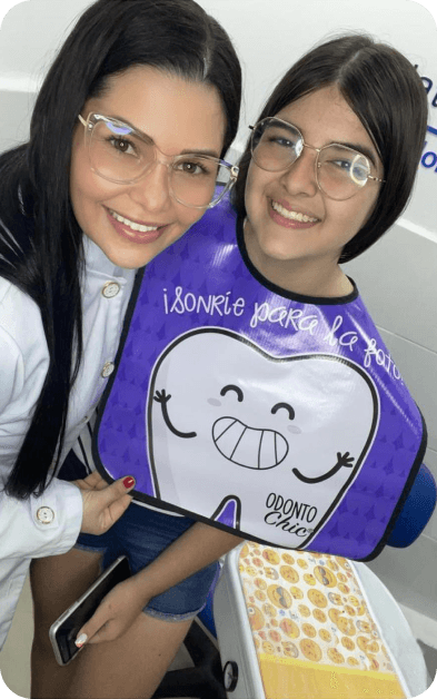La dra Natalia con una paciente sonriendo para la foto