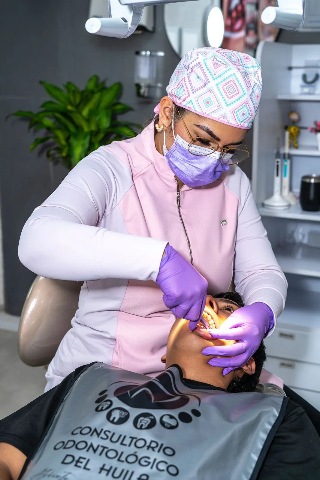  Caso de Éxito: Alineando un Diente Retenido, Produciendo una Sonrisa Brillante