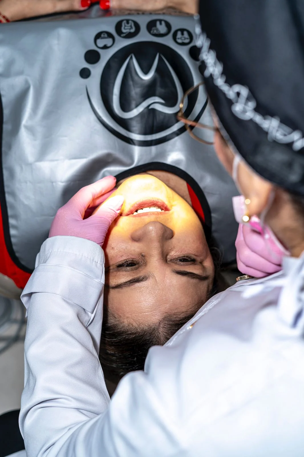 Prótesis dentales de alto impacto: Recuperando sonrisas naturales y funcionales